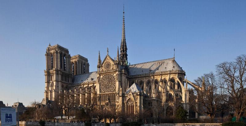 Notre Dame de Paris après rénovation avec des visiteurs
